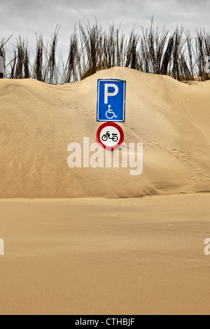 Niederlande, Kamperland, Parkplatz Platz am Strand mit Sand bedeckt. Zeichen Stockfoto
