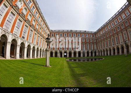 Fountain Court, Hampton Court Palace, London, Surrey, England, UK, Vereinigtes Königreich, GB, Großbritannien, britische Inseln, Europa Stockfoto