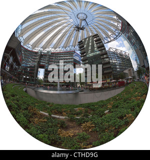 Sony Center Berlin - 2000. Architekten: Murphy & Jahn. Ingenieure: Arup Regenschirm Stil Fahrrad Rad schwebenden Dach. Stockfoto