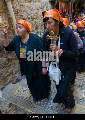 : Christliche Pilgern tragen entlang der Via Dolorosa in Jerusalem über. Stockfoto