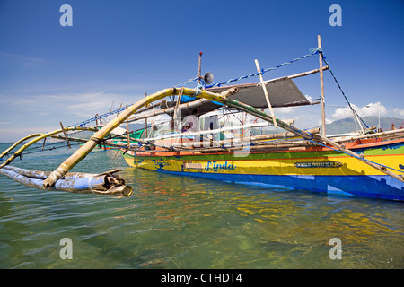 Filipino paraw ist ein großer Outrigger Kanu für die kommerzielle Fischerei und inter-Island reisen verwendet. Subic Bay, Insel Luzon, Philippinen. Stockfoto