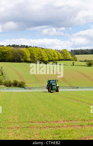 Ernte Spritzen auf den Cotswolds in der Nähe von Snowshill, Gloucestershire Stockfoto