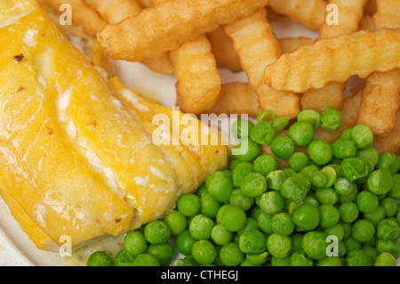 Geräucherter Schellfisch, Chips und Erbsen Stockfoto