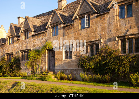 Abendlicht fallen auf Ferienhäuser in Cotswold Dorf von Stanton, Gloucestershire Stockfoto