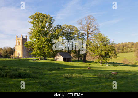 Abendlicht am Schafstall unter Str. Marys Kirche in Cotswold Dorf Temple Guiting, Gloucestershire Stockfoto