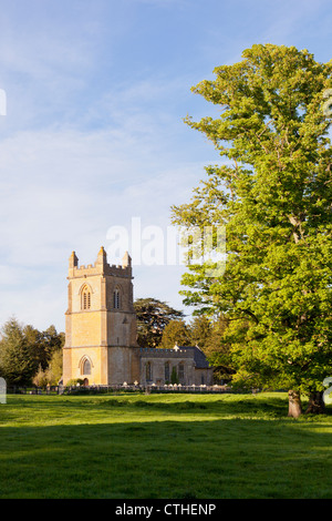 Abendlicht an Str. Marys Kirche in Cotswold Dorf Temple Guiting, Gloucestershire Stockfoto