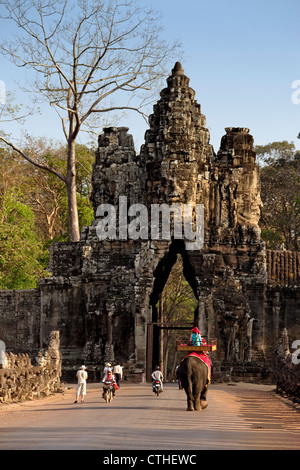 Brücke mit Skulpturen führt zu riesigen Gopura, Südtor von Angkor Thom, Kambodscha Stockfoto