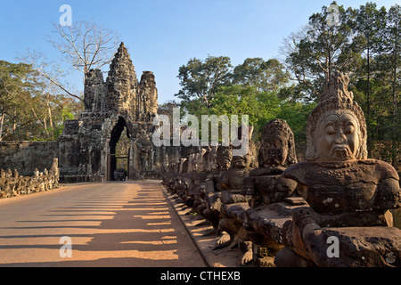 Brücke mit Skulpturen führt zu riesigen Gopura, Südtor von Angkor Thom, Kambodscha Stockfoto