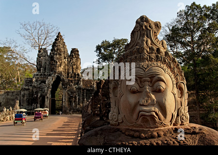 Brücke mit Skulpturen führt zu riesigen Gopura, Südtor von Angkor Thom, Kambodscha Stockfoto