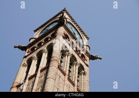 Kanada, Ontario, Toronto. Altes Rathaus, Neo-romanischen Stil des 19. Jahrhunderts. Uhrturm Detail mit Wasserspeiern. Stockfoto