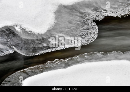 Eisformationen und fließendes Wasser in der Nähe von Beaver dam am Creek Junction, Greater Sudbury, Ontario, Kanada Stockfoto