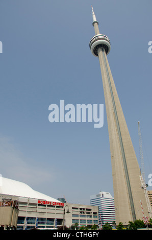 Kanada, Ontario, Toronto. Blick auf den CN Tower von Roundhouse Park. Rogers Center in der Ferne. Stockfoto