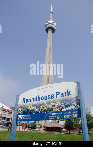 Kanada, Ontario, Toronto. Blick auf den CN Tower von Roundhouse Park. Stockfoto