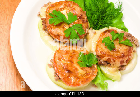 Gemüse-Knochenmark gefüllt mit Fleisch, Tomaten, Käse und Grüns auf einem weißen Teller gesichert Stockfoto