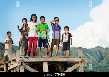 Obwohl Komodo Insel wie eine arme Gemeinde scheint, die Kinder alle scheinen gerne posieren für Fotos und sind glücklich. Stockfoto