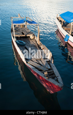 Traditionelle Fischerboote binden an das Dock an das Dorf Komodo auf der Insel Komodo, im indonesischen Archipel. Stockfoto