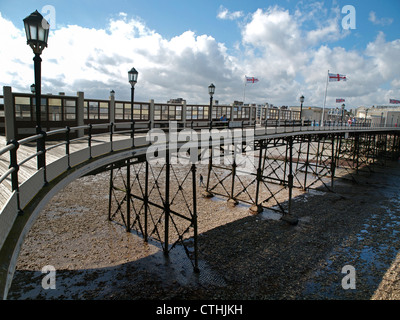 Worthing Pier an einem sonnigen Tag. Stockfoto