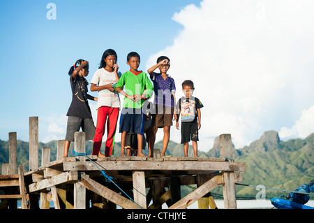 Obwohl Komodo Insel wie eine arme Gemeinde scheint, die Kinder alle scheinen gerne posieren für Fotos und sind glücklich. Stockfoto