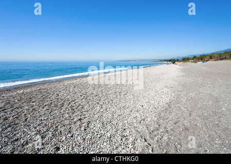 schwarze Kiesel und Sand Strand San Marco am Ionischen Meer in Sizilien Stockfoto