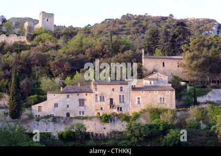 Licht des frühen Morgens auf Dorfhäuser und schloss bei Oppède-le-Vieux in den Regionalpark Luberon Vaucluse Provence Frankreich Stockfoto