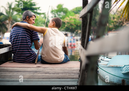 Menschen und Erholung, senior woman und junge zusammen Angeln am See Stockfoto