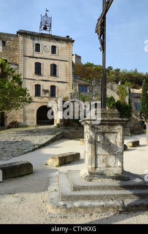 Glockenturm und Dorfplatz in Oppède-le-Vieux in den Regionalpark Luberon Vaucluse Provence Frankreich Stockfoto