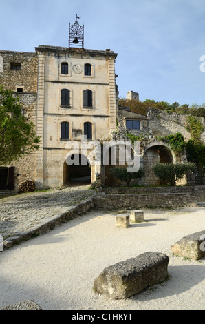 Glockenturm und Dorfplatz in Oppède-le-Vieux Vaucluse Lubéron Regionalpark Provence Frankreich Stockfoto