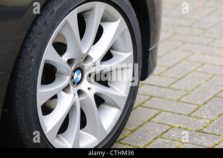 Vordere Felge auf einem BMW 3er Stockfoto