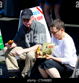 Paar sitzen und Essen am Pikes Place Market in Seattle WA, USA Stockfoto