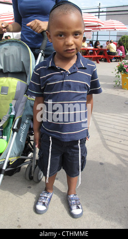 Jüdisch, African-American Boy posiert für ein Foto auf Coney Island. Stockfoto