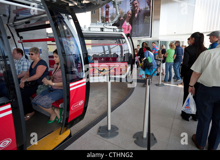 Emirates Air Line Seilbahn, London - Passagiere in der Schlange ein Auto im Royal Victoria Terminal an Bord Stockfoto