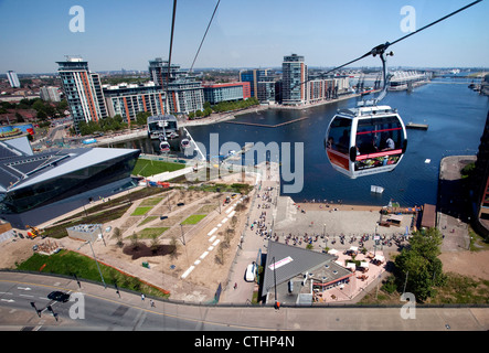 Emirates Air Line Seilbahn, London - Blick vom Auto über Royal Victoria Dock Stockfoto