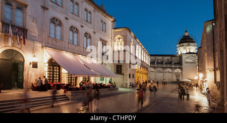 Pred Dvorom, Kathedrale Velika Gospa, Altstadt Zentrum von Dubrovnik am Abend, Kroatien Stockfoto