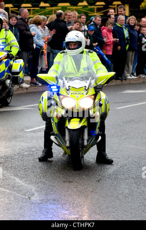 Polizei Motorrad Fahrer Vorderansicht mit Lichter blinken, tragen volle High viz kit Stockfoto