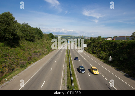 Blick hinunter auf die M4-Autobahn in der Nähe von Swansea an einem sonnigen Tag Stockfoto