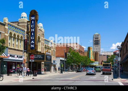 East Liberty Street in der Innenstadt mit historischen Michigan Theater nach links und Staatstheater in Ferne, Ann Arbor, Michigan, USA Stockfoto