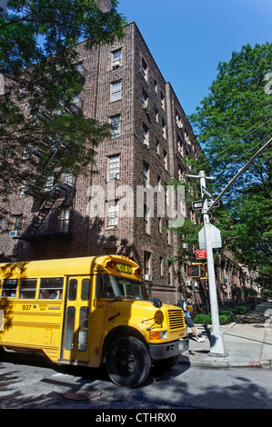 Schulbus in Brooklyn Hights, braune Steinhäuser, New York Stockfoto