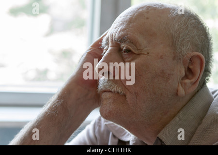 Porträt Traurigkeit senior Mann denken Stockfoto