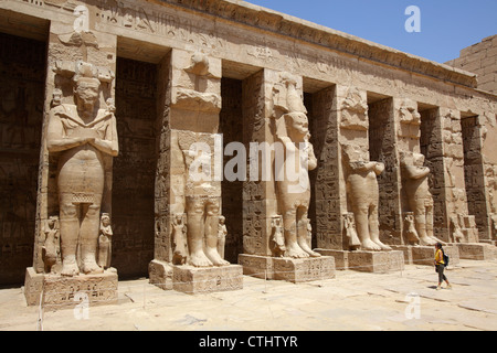 Ramessid Spalten in das Peristyl Gericht Tempel des Ramses III von Medinet Habu, Luxor, Ägypten Stockfoto