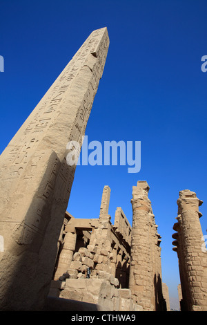 Obelisk im Tempelkomplex von Karnak, Luxor, Ägypten Stockfoto