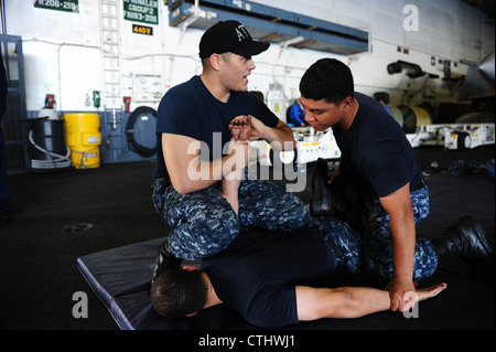 Matrosen, die an Bord des Flugzeugträgers USS Nimitz (CVN 68) Seesicherheitskräfte eingesetzt werden, führen während des Rim of the Pacific (RIMPAC) 2012 eine unbewaffnete Selbstverteidigungstraining durch. 22 Nationen, mehr als 40 Schiffe und U-Boote, mehr als 200 Flugzeuge und 25,000 Mitarbeiter nehmen an der RIMPAC-Übung vom 29. Juni bis 3. August auf und um die Hawaii-Inseln Teil. RIMPAC ist die worldÕs größte internationale maritime Übung. Stockfoto