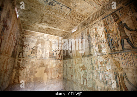 Wandreliefs im Inneren der ptolemäischen Tempel der Hathor in Deir el Medina, Luxor, Ägypten Stockfoto