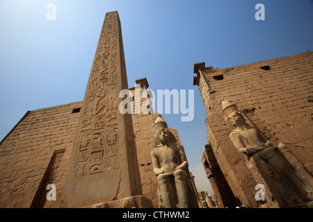 Eingang des Luxor-Tempels mit rotem Granitobelisk, Luxor, Ägypten Stockfoto