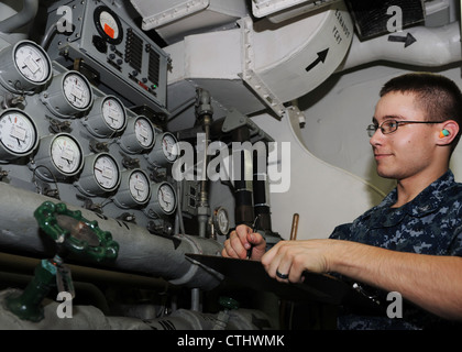 MachinistÕs Mate 3. Klasse Justin Tracy aus Rapid City, S.D., nimmt Routinemessungen für einen Hochdruckluftkompressor (HPAC) an Bord des Flugzeugträgers USS Nimitz (CVN 68) vor. Nimitz ist im Gange, am Rim of the Pacific (RIMPAC) 2012 teilzunehmen. 22 Nationen, mehr als 40 Schiffe und U-Boote, mehr als 200 Flugzeuge und 25,000 Mitarbeiter nehmen an der RIMPAC-Übung vom 29. Juni bis 3. August auf und um die Hawaii-Inseln Teil. RIMPAC ist die worldÕs größte internationale maritime Übung. Stockfoto