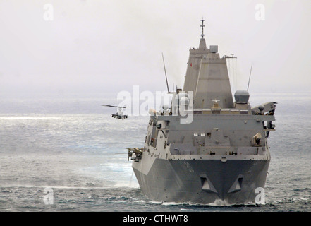 Ein AH-1Z Viper Hubschrauber, der den 'Purple Foxes' der Marine Medium Helicopter Squadron 364 (verstärkt) zugeordnet ist, nähert sich dem amphibischen Transportdock-Schiff USS Green Bay (LPD 20) während einer Verbundeinheit-Trainingsübung (COMPTUEX). COMPTUEX ist eine Pre-Deployment-Zertifizierung, die die Fähigkeit einer amphibisch-fähigen Gruppe, militärische Operationen auf See durchzuführen und Expeditionsoperationen an Land zu unterstützen, bewertet. Stockfoto