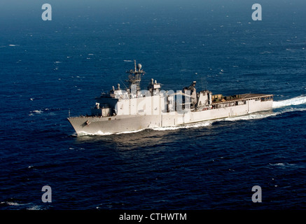 Das Hafenlandungsschiff USS Rushmore (LSD 47) der Whidbey Island-Klasse führt vor der Küste Kaliforniens eine Composite Training Unit Exercise (COMPTUEX) durch. COMPTUEX ist eine Pre-Deployment-Zertifizierung, die die Fähigkeit einer amphibisch-fähigen Gruppe, militärische Operationen auf See durchzuführen und Expeditionsoperationen an Land zu unterstützen, bewertet. Stockfoto