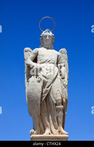 Spanien; Andalusien; Cordoba, Puente Romano, Statue, Stockfoto