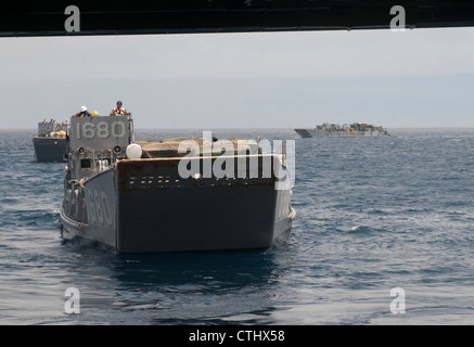 Drei Landungsfahrzeuge, die Assault Craft Unit (ACU) 1 zugewiesen wurden, nähern sich dem Brunnendeck des amphibischen Sturmschiffs USS Peleliu (LHA 5). Peleliu ist das Flaggschiff der Peleliu Amphibious Ready Group und führt derzeit eine Kompositübung im Pazifik mit dem amphibischen Hafenlandungsschiff USS Rushmore (LSD 47) der Whidbey Island-Klasse und dem amphibischen Transportdockschiff USS Green Bay (LPD 20) durch. Stockfoto