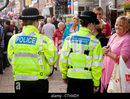Britische Polizei; Polizeibeamte Der Frauen auf den Straßen von Newmarket Town Suffolk UK Stockfoto