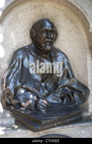 Bronze-Skulptur des Künstlers und Dichters Dante Gabriel Rossetti von Ford Madox Brown, bilden die Rossetti Brunnen, London, England Stockfoto